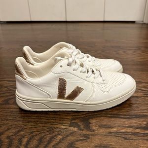 Veja-V-10 Bicolor Metallic Low-Top Sneakers-size 7